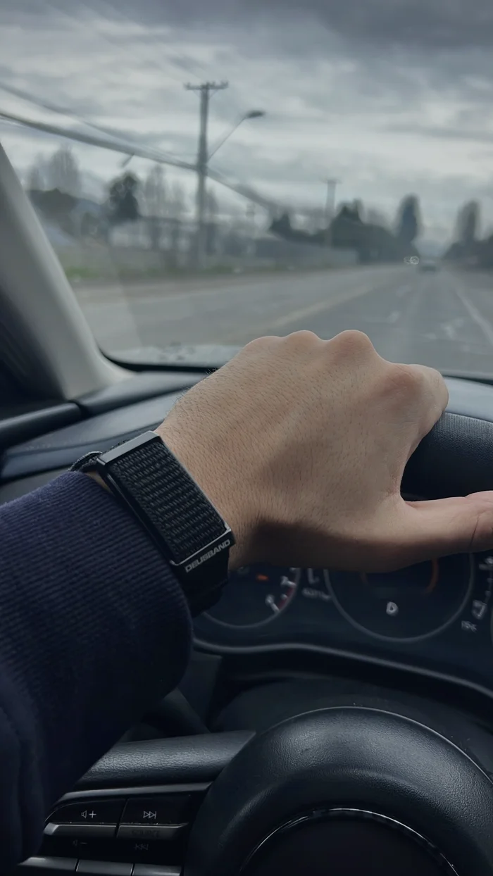 DEUS Band en la muñeca al volante del auto — reseña de la comunidad