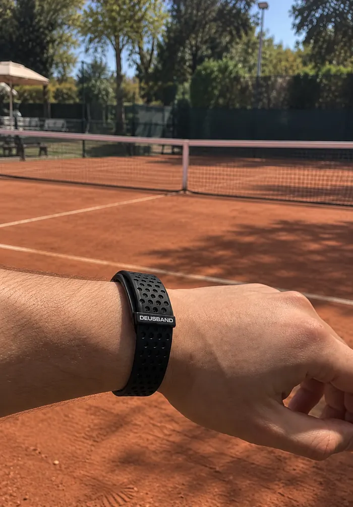DEUS Band en la muñeca en una cancha de tenis de arcilla — reseña de @cffs_kvbir