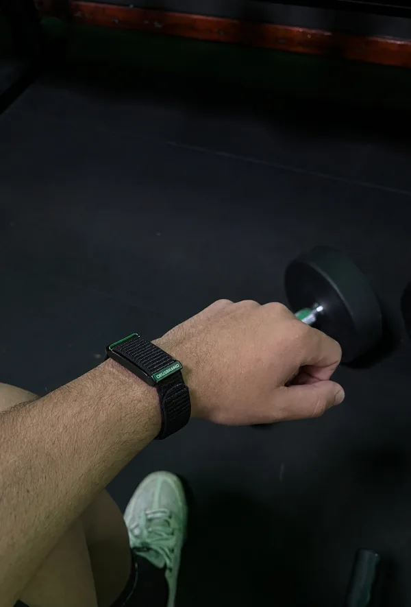 DEUS Band con correa de nylon en la muñeca, entrenando con mancuernas en el gimnasio — reseña de la comunidad