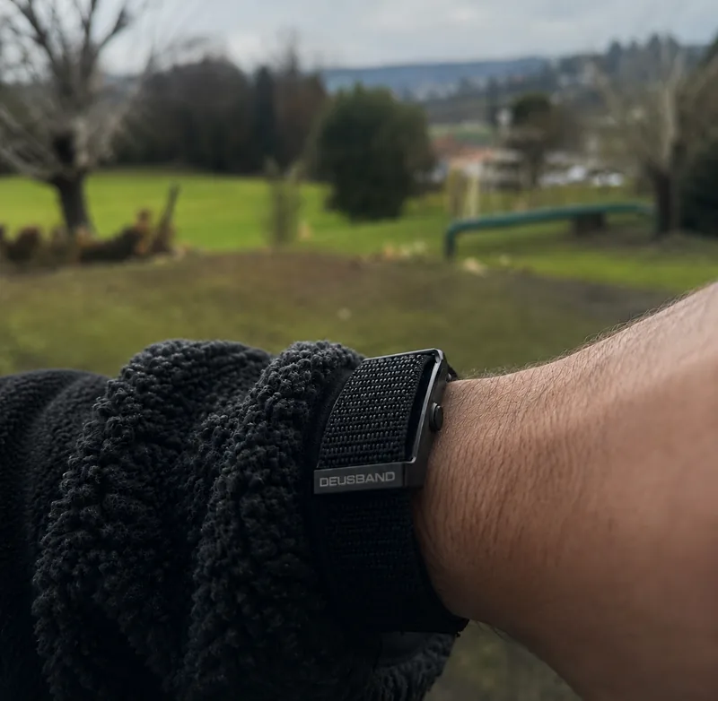 DEUS Band en la muñeca al aire libre — reseña de Nicolas