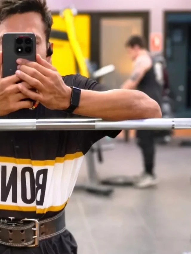 DEUS Band negra en la muñeca apoyada sobre una barra, en el gimnasio — reseña de Raúl